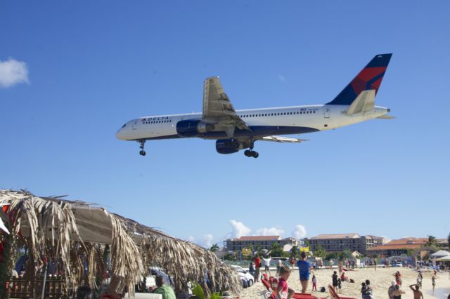 Boeing 757-200 (N616DL) - About to touch down on Rwy 10 - a Delta Boeing 757-200