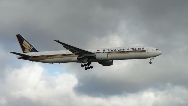 Boeing 777-200 (9V-SYF) - Boeing 777-312. SQ237 SIN-MEL Thu 6 Sep 2012. Melbourne Tullamarine RWY 34 - Finals.