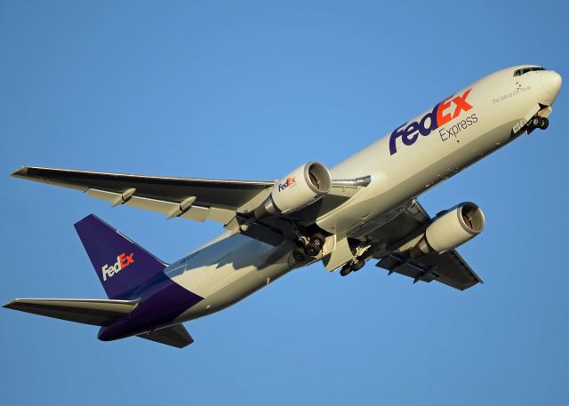 BOEING 767-300 (N110FE)