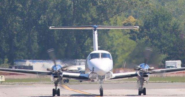 Beechcraft Super King Air 350 (N2112V)