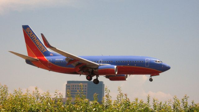 Boeing 737-700 (N202WN) - Landing on RWY 19R