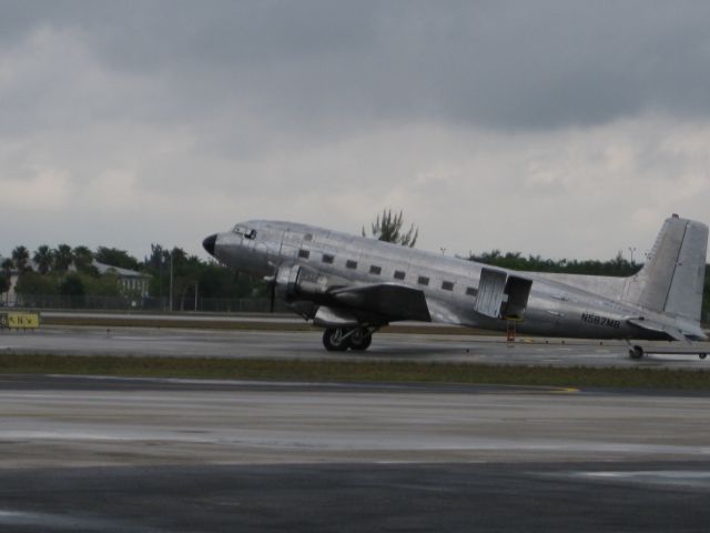 Douglas VC-117 (N587MB)