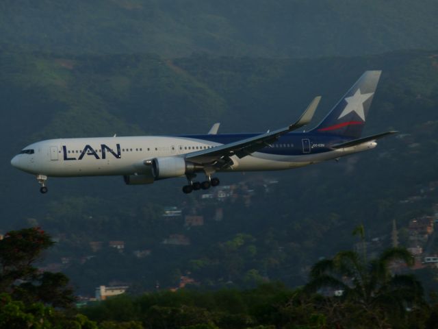 BOEING 767-300 (CC-CZU)