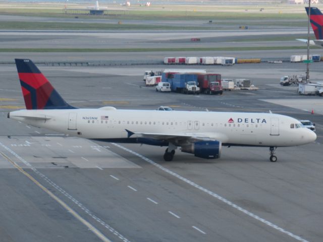 Airbus A320 (N365NW)