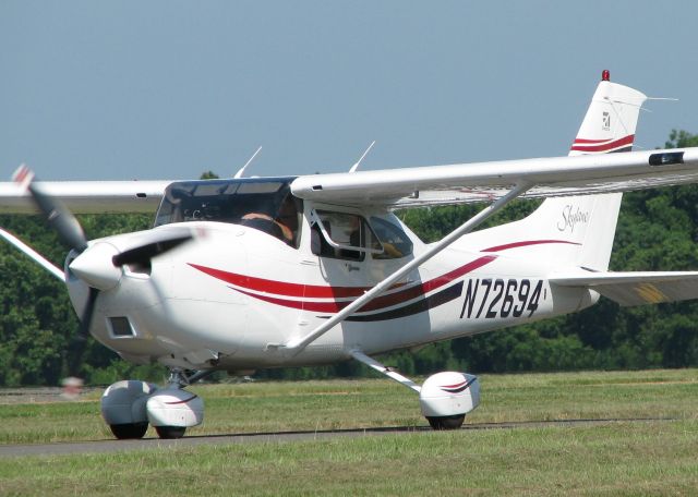 Cessna Skylane (N72694) - Taxiing to runway 14 for take off at the Shreveport Downtown airport,