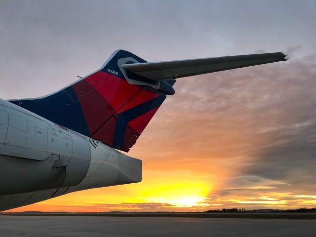 Boeing 717-200 (N989DN) - The sun sets on another day for this 717!