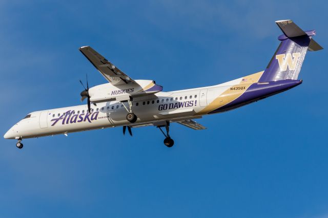 de Havilland Dash 8-400 (N435QX) - Alaska's (Horizon Air) "University of Washington Livery" Dash 8-400 arriving from Portland (PDX)