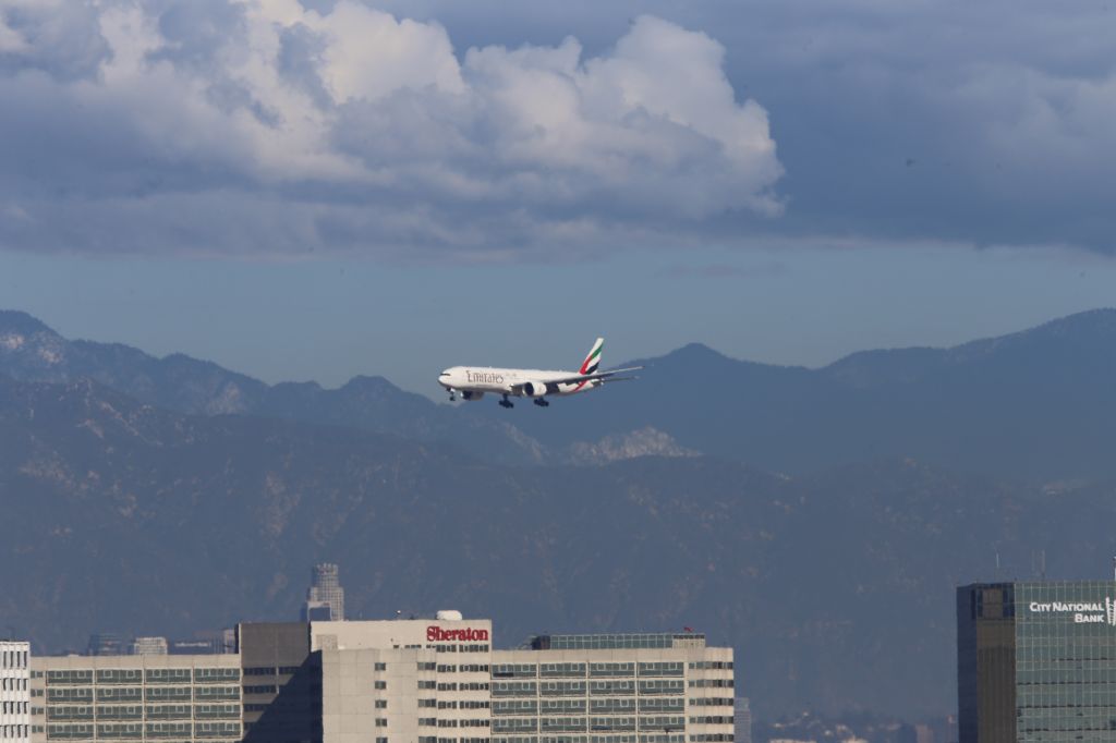 BOEING 777-300ER (A6-EGF)