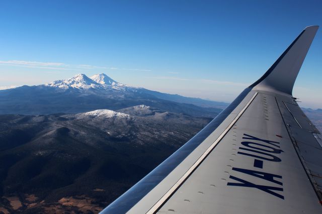 BOEING 737-300 (XA-UQX) - Nice view of Volcanoes Popocatepetl and Iztaccíhuatl. Take off Mexico City