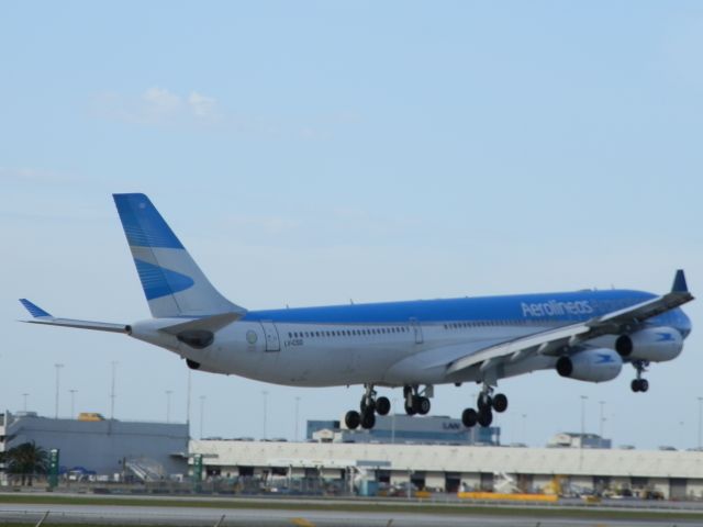 Airbus A340-300 (LV-CSD)