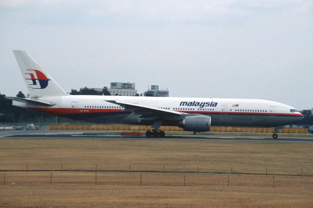 BOEING 777-300 (9M-MRN) - Departure at Narita Intl Airport Rwy16R on 2003/04/11