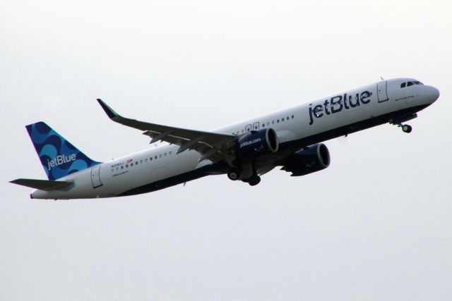 Airbus A321neo (N2180J) - Airborne off rwy 27L on 30-Mar-24 on its first visit to EGLL operating flight JBU2220 to KJFK but diverting to EINN.