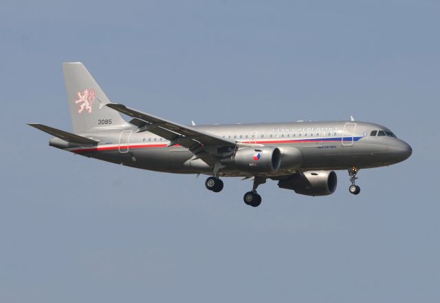 Airbus A319 (N3085) - Czech Air Forcebr /Landing 07