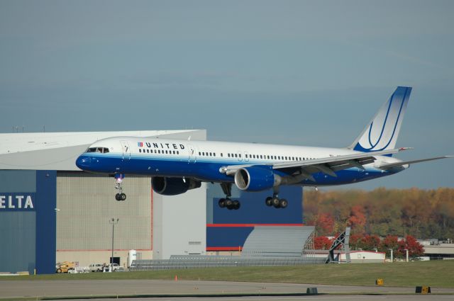 Boeing 757-200 (N528UA) - a rare sight at KCVG a B-752 inbound on 18L following the 747 that i also posted      i can be reached at Truck10FMFD@aol.com