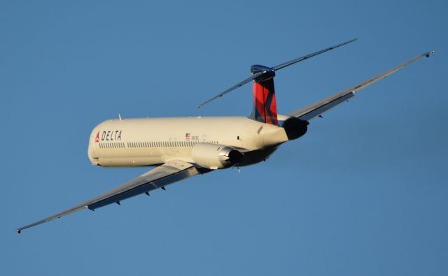 McDonnell Douglas MD-88 (N981DL) - Left turn out of RWY 1