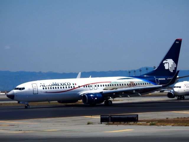 Boeing 737-800 (N950AM)