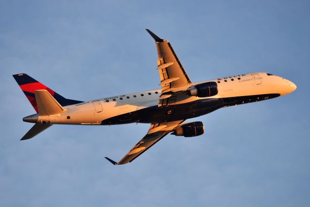 Embraer 175 (N232JQ)