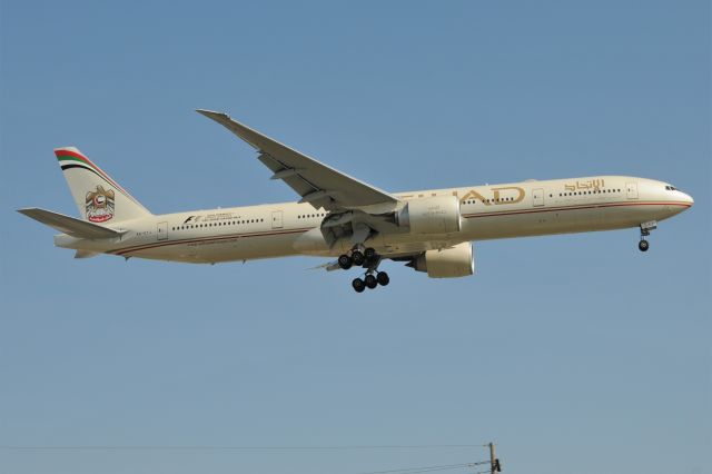 BOEING 777-300 (A6-ETJ)