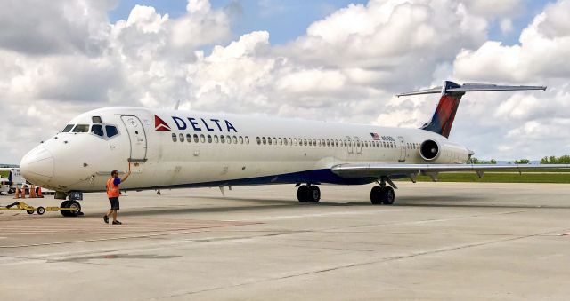 McDonnell Douglas MD-88 (N945DL)