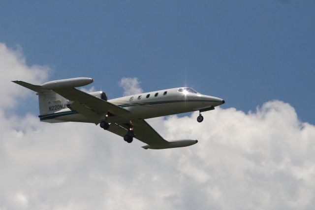 Learjet 35 (N220JN)