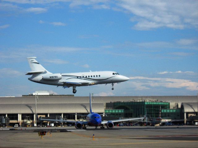 Dassault Falcon 2000 (N1978X) - Landing on RWY 19R