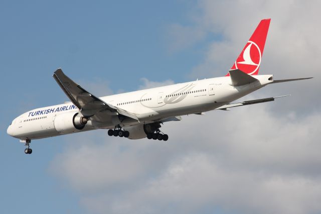 BOEING 777-300ER (TC-LKB)