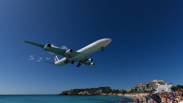 Airbus A340-300 (F-GLZO)