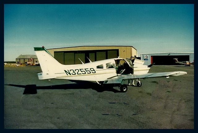 Piper Cherokee (N32559) - circa 1990