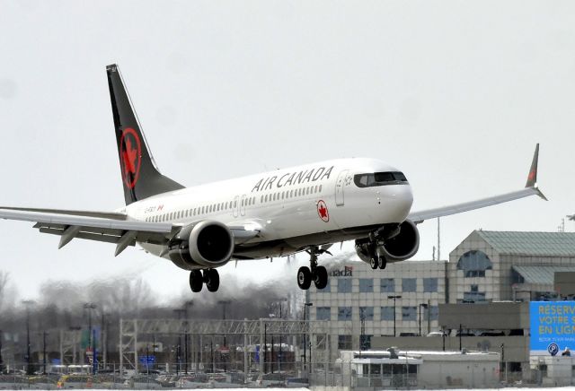 Boeing 737-800 (C-FSCY)