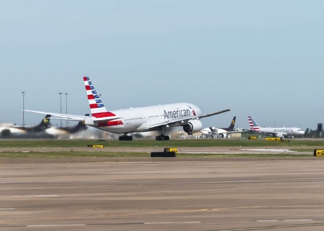 Boeing 777-200 —