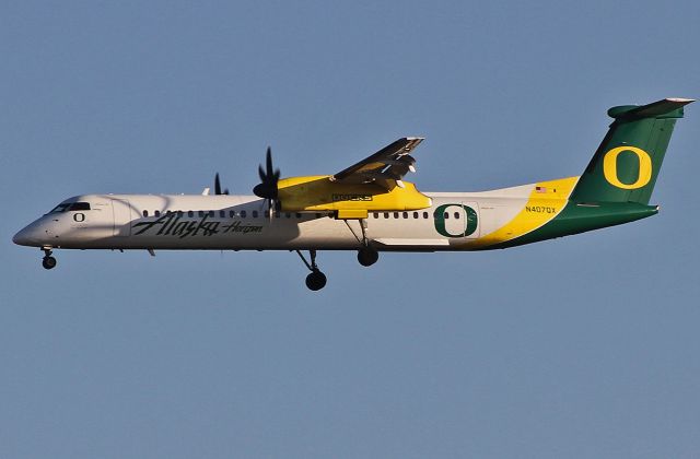 de Havilland Dash 8-400 (N407QX) - Landing at the LAX.