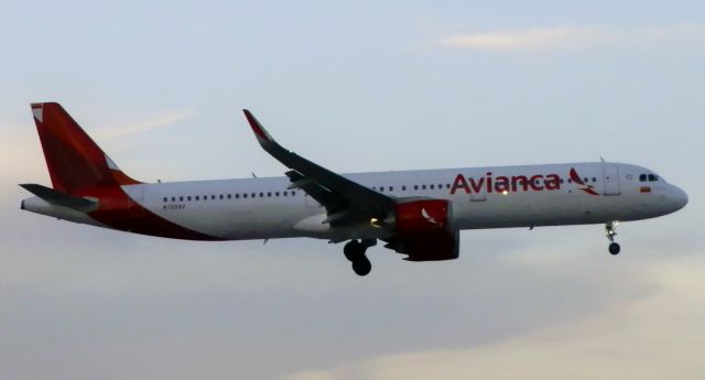 Airbus A321 (N759AV)