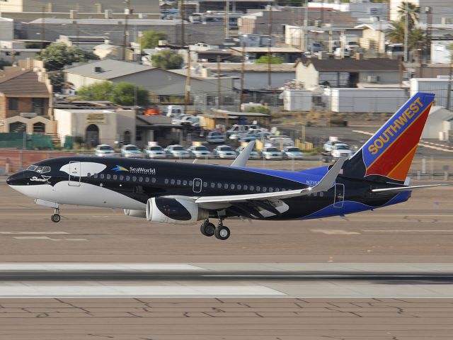 Boeing 737-700 (N715SW) - Shamu landing on Runway 26.