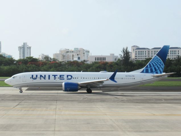 Boeing 737 MAX 9 (N37554)