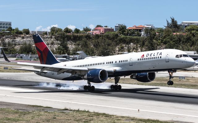 Boeing 757-200 (N692DL)