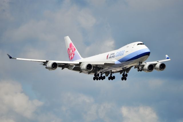 Boeing 747-400 (B-18716) - 10-C