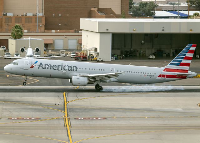 Airbus A321 (N185UW)