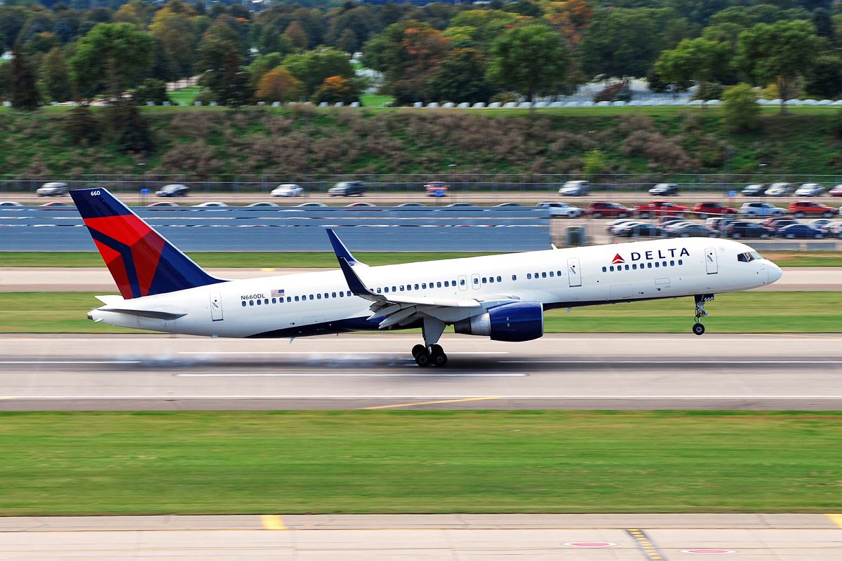 Boeing 757-200 (N660DL) - Boeing 757-232 (c/n 24422). September 18, 2010.