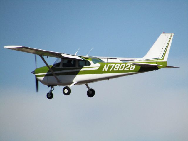 Cessna Skyhawk (N79028) - Taking off RWY 26L