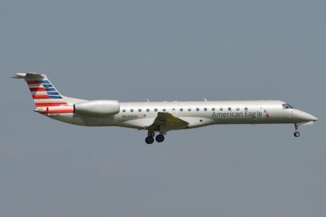 Embraer ERJ-145 (N668HH) - American Eagle arriving DFW from Houston Hobby 04/30/2013