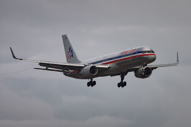 Boeing 757-200 (N610AA)