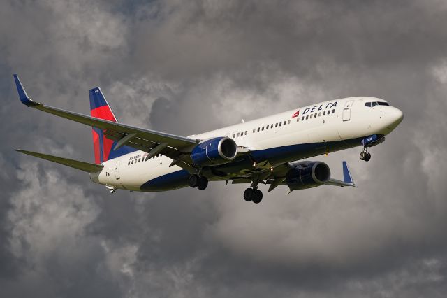 Boeing 737-900 (N833DN) - 8/12/2015. On final to 19R after a cross country flight from KLAX.