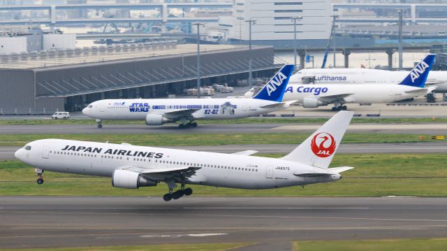 BOEING 767-300 (JA8975) - Japan Airlines / Boeing 767-346br /Apr.06.2016 Tokyo International Airport [HND/RJTT] JAPAN