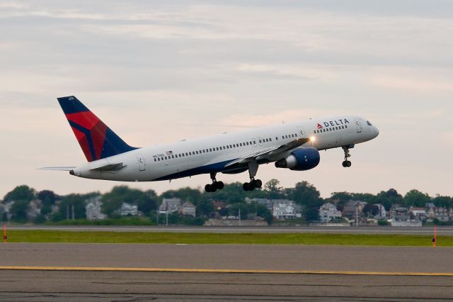 Boeing 757-200 (N6714Q) - N6714Q lift-off rom RWY niner !