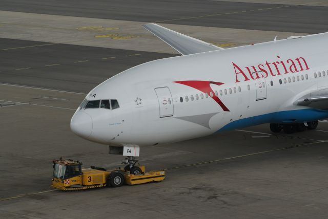 Boeing 777-200 (OE-LPA) - Austrian Airlines B777-2Z9ER  cn28698 23 juni 2013 Pushback.