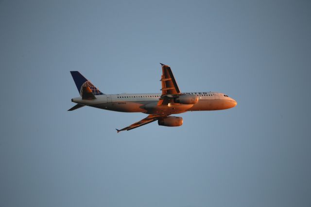 Airbus A320 (N476UA)