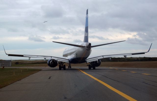 Airbus A320 (N284JB) - Holding short of RW06 at Nantucet.