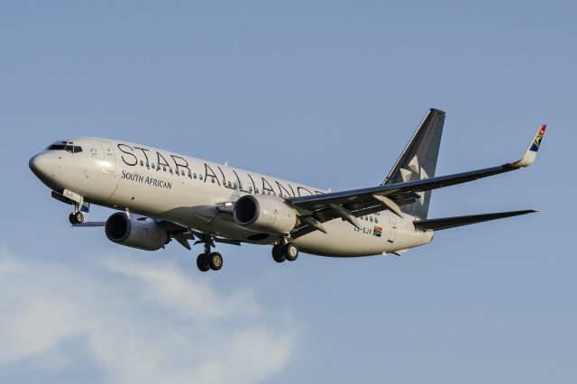 Boeing 737-800 (ZS-SJV) - Star Alliance B737-800 on short final RWY03R late afternoon at OR Tambo, Johannesburg South Africa.