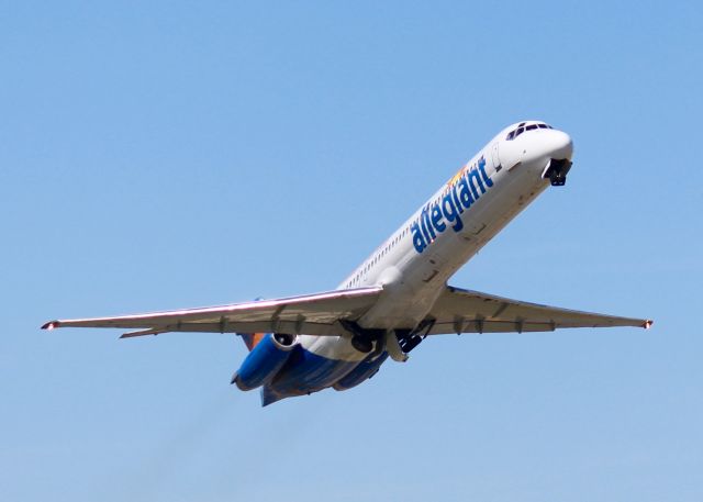 McDonnell Douglas MD-83 (N424NV) - At Shreveport Regional.