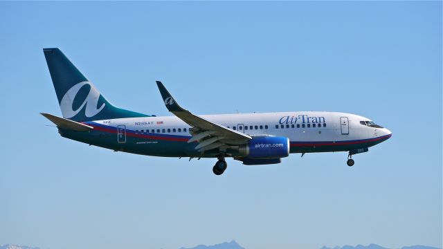 Boeing 737-700 (N285AT) - TRS9323 from KATL on final to Rwy 16R on 11/12/14. (ln 1898 / cn 32670). ATS will refurbish the aircraft and it will reenter service as SWA #N7723E.